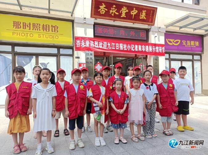 小记者与家长走进中医非遗展示馆参观学习